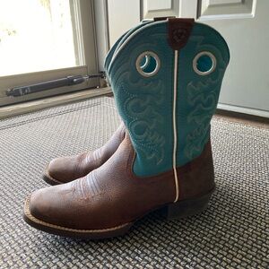 ARIAT Crossfire Wide Square Toe Cowboy Boot 8"